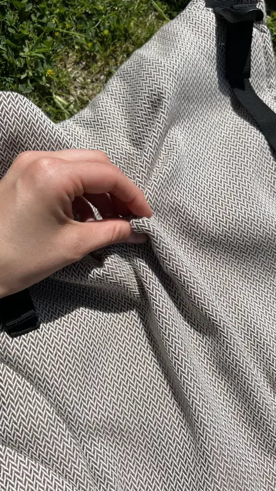 A LennyLamb LennyUpgrade PRO puha, szövött kendő anyaga közelről, ami nyáron is kényelmes beállítást biztosít a babának